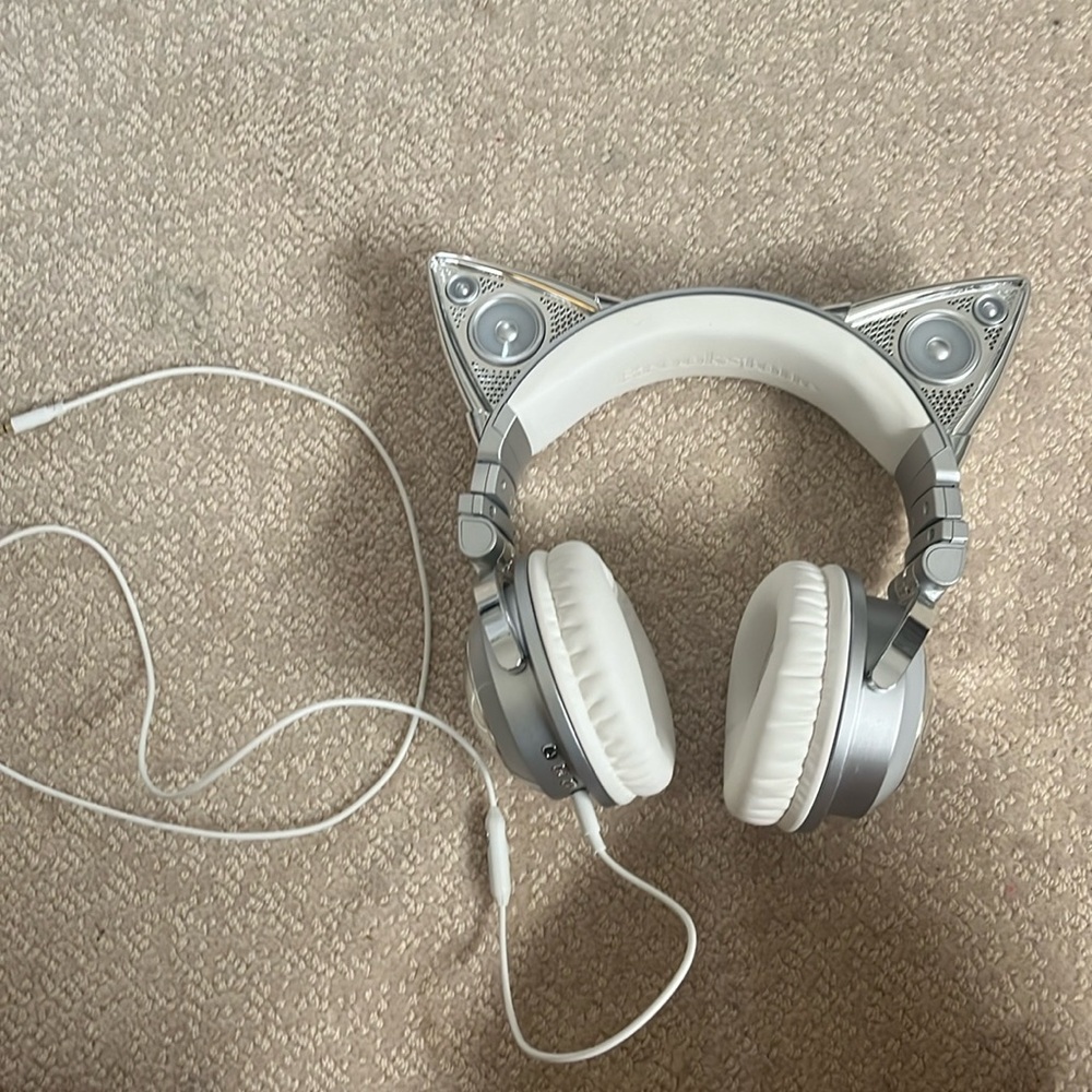 limited edition ariana grande brookstone headphones